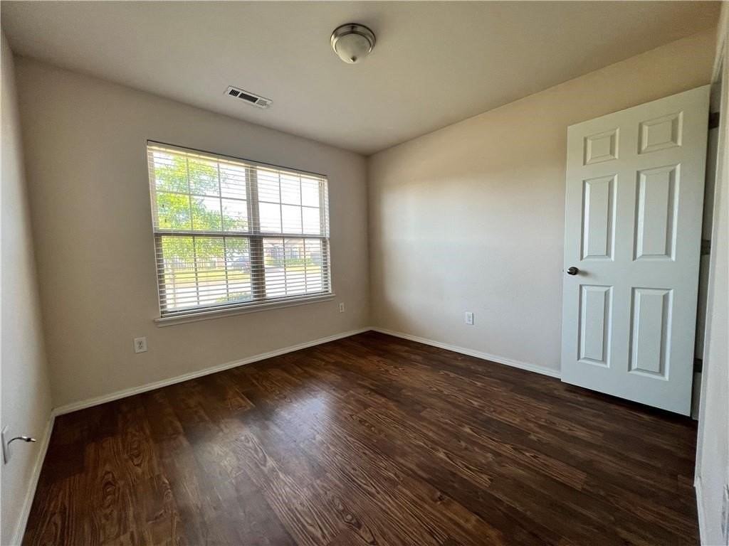 105 E Southpointe Ave - Photo 5 of 10
