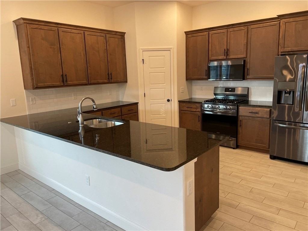 464 Hall Ave - Photo 2 of 15