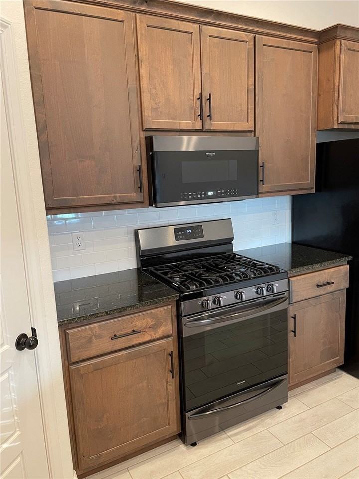 464 Hall Ave - Photo 3 of 15