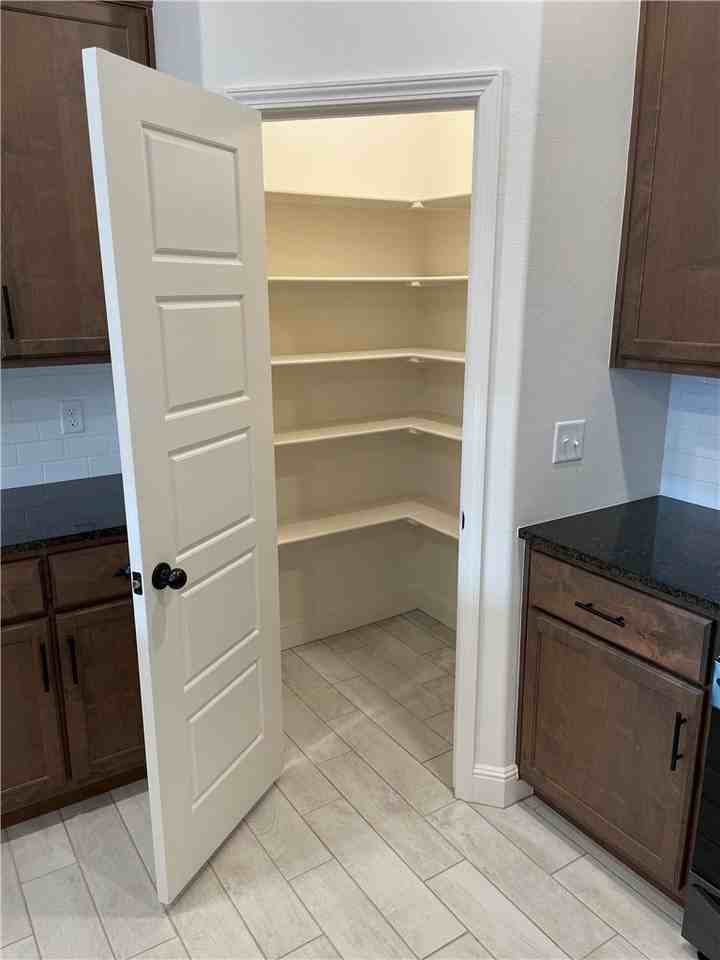 464 Hall Ave - Photo 4 of 15