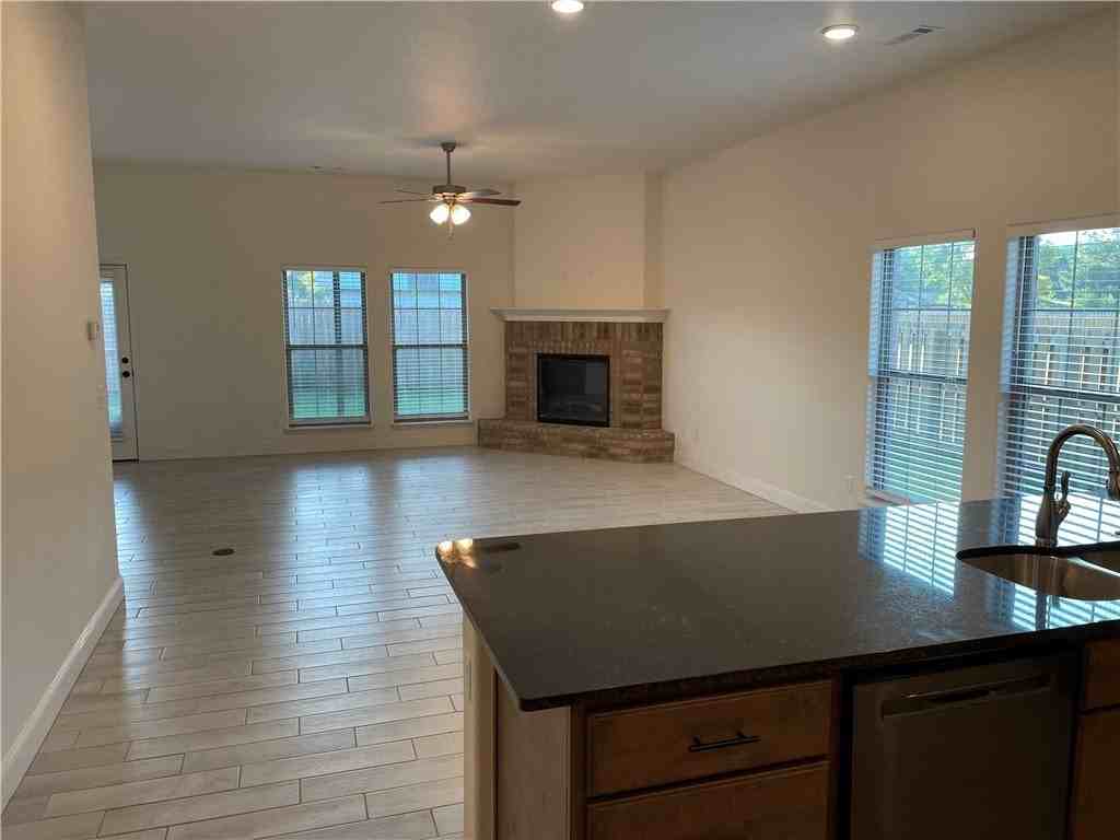 464 Hall Ave - Photo 5 of 15