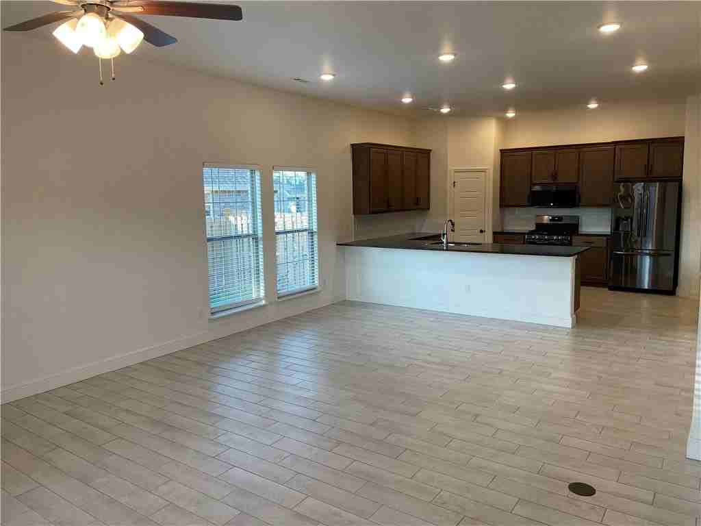 464 Hall Ave - Photo 6 of 15
