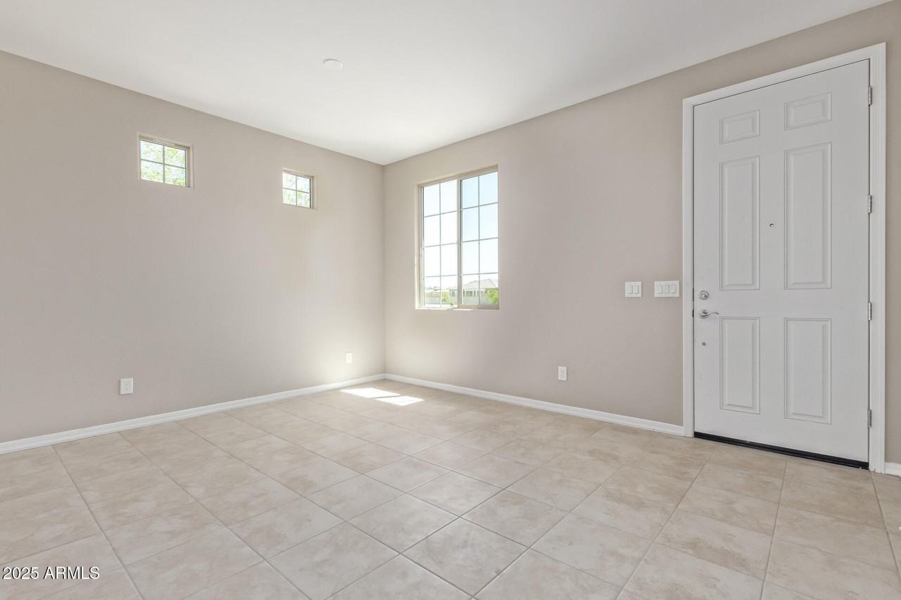 8804 W Marshall Ave - Photo 5 of 31