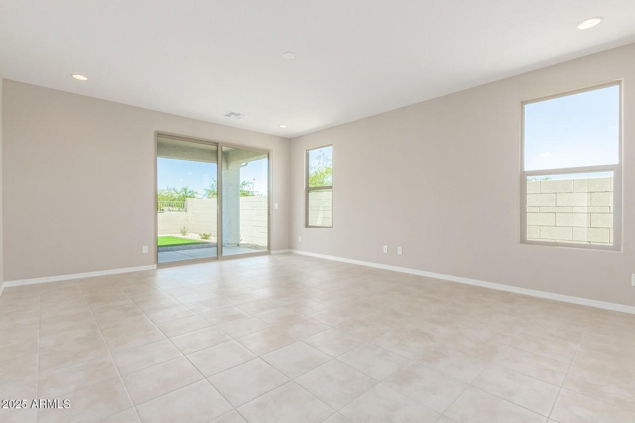 8804 W Marshall Ave - Photo 6 of 31