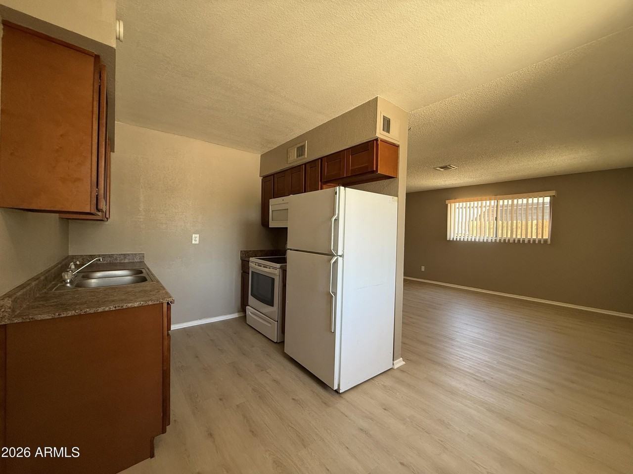 2201 W Belmont Ave #7 - Photo 7 of 11