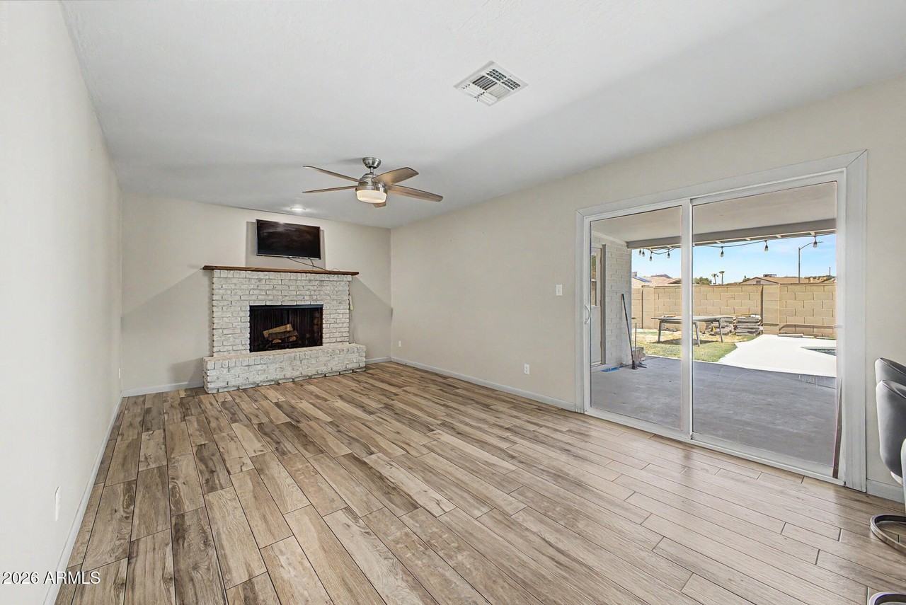 10217 N 37th Ave - Photo 4 of 26