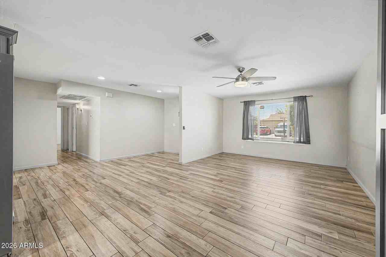 10217 N 37th Ave - Photo 5 of 26
