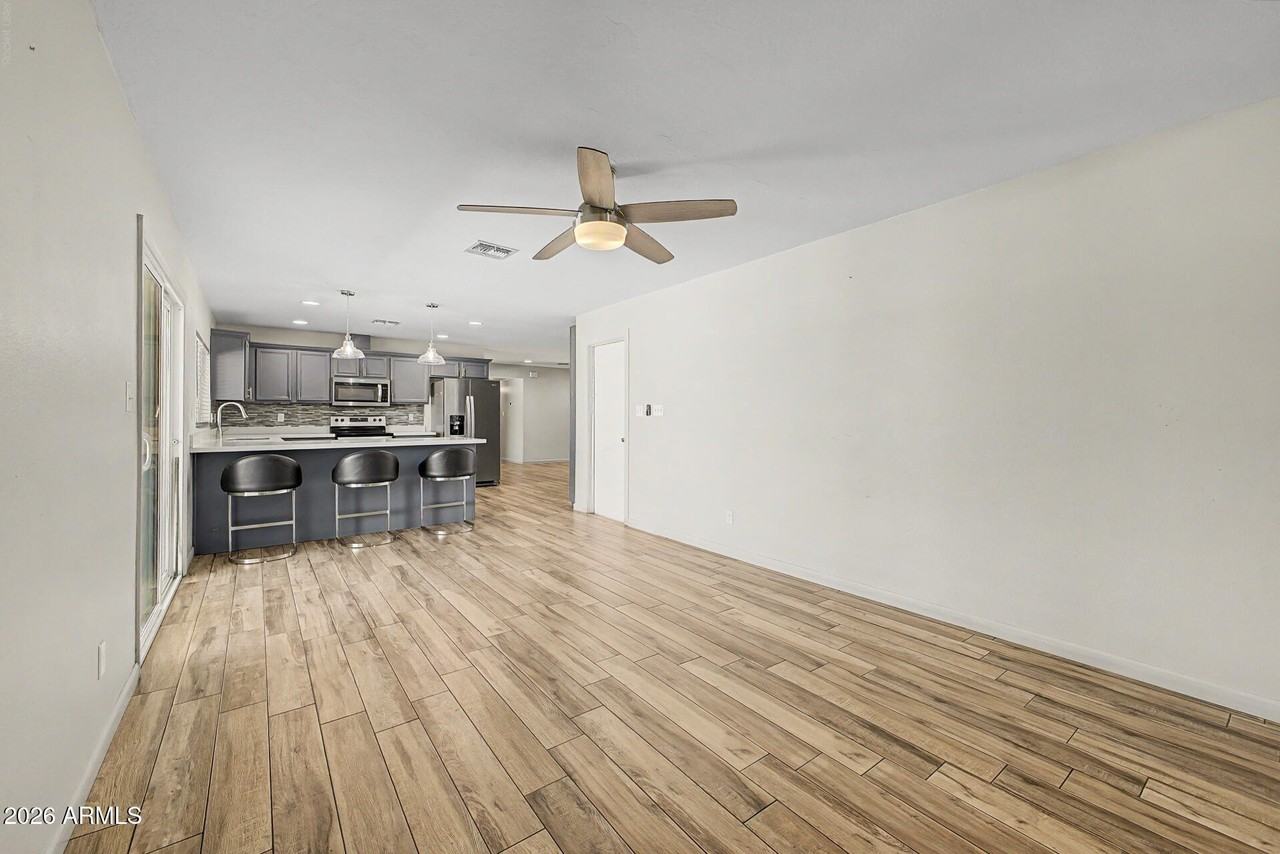 10217 N 37th Ave - Photo 6 of 26