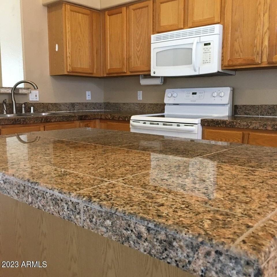623 W Greentree Dr - Photo 6 of 16