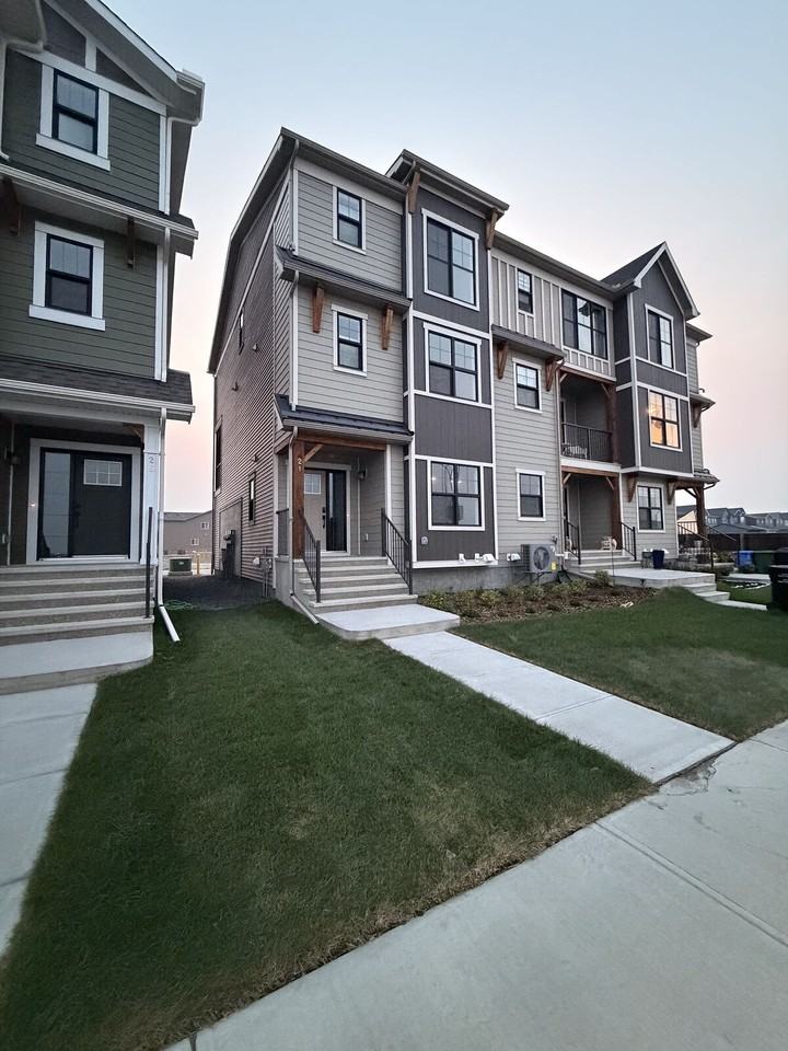 21 Wild Rose Way Se