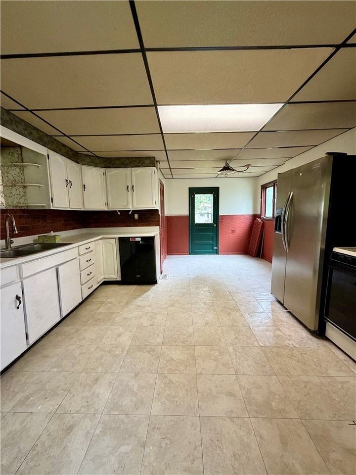 1320 Grand Central Ave - Photo 2 of 9