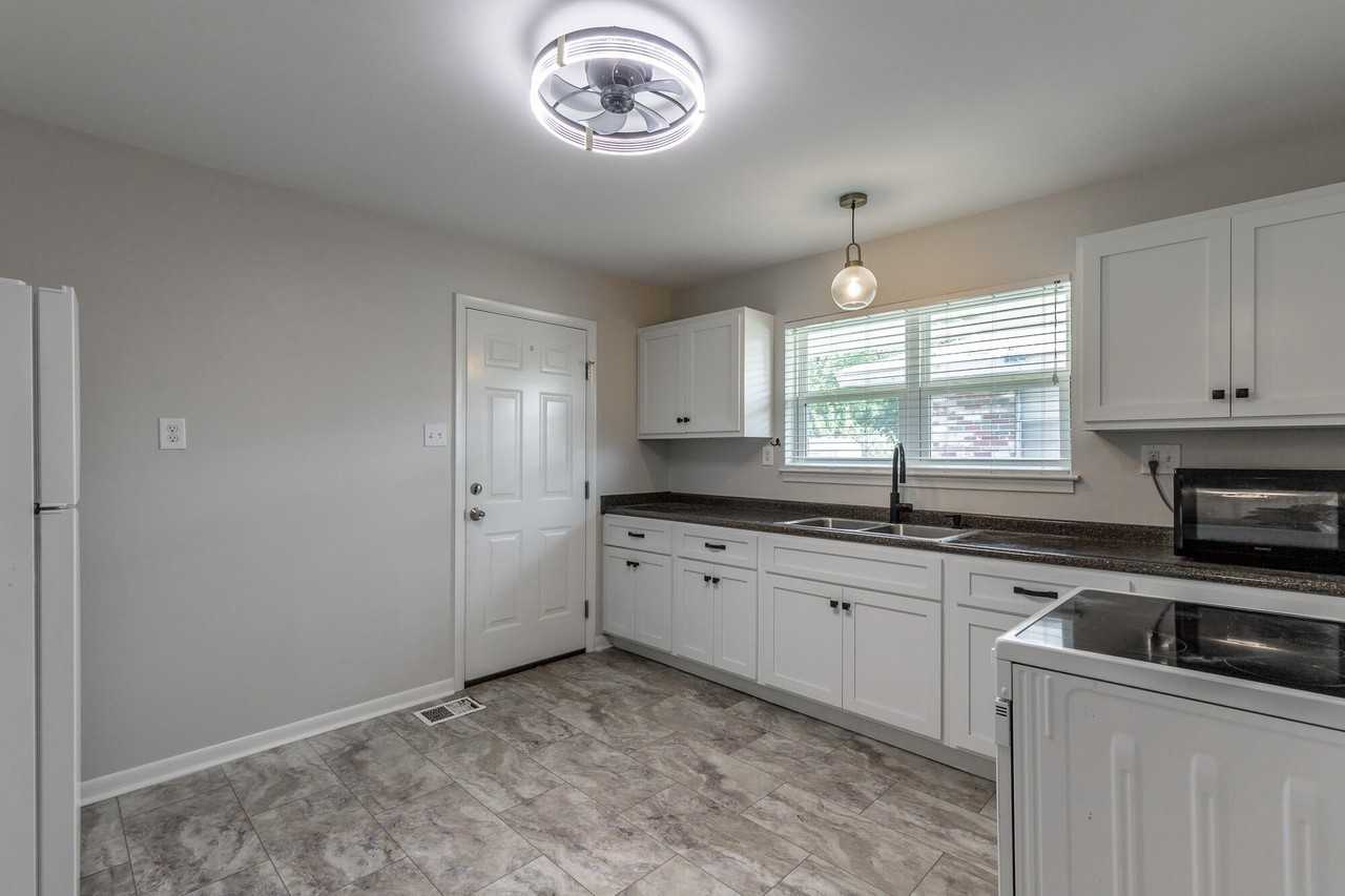 1605 Foust St - Photo 6 of 26