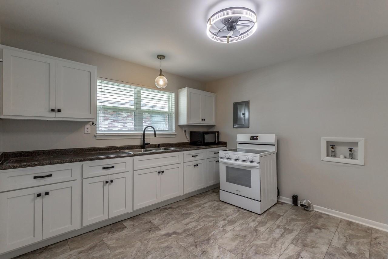 1605 Foust St - Photo 7 of 26