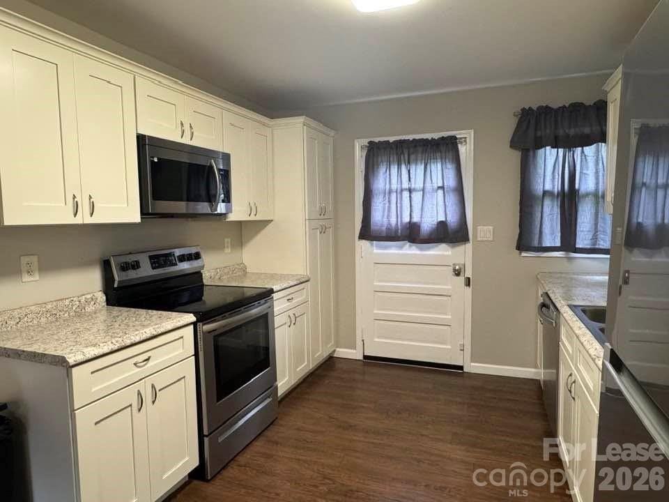 1095 Sunset Rd - Photo 3 of 17