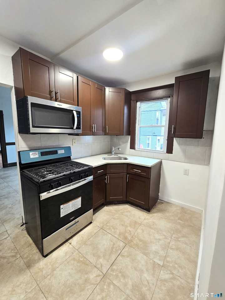 203 Cooke St - Photo 3 of 10