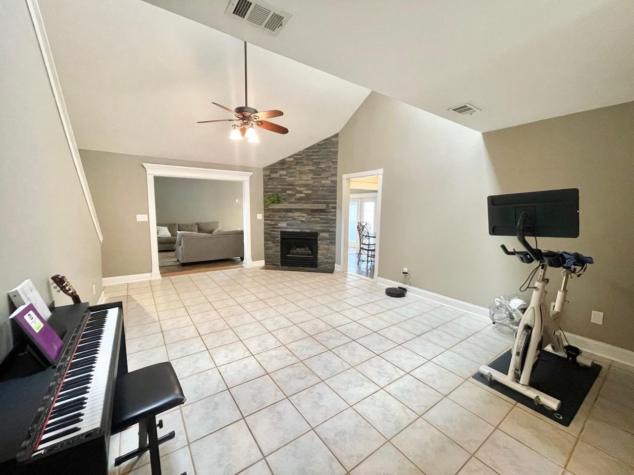 132 Menzel St - Photo 3 of 25