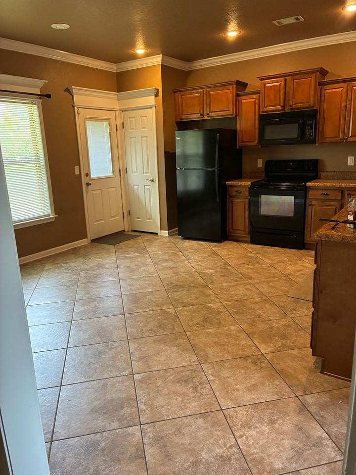 2712 Ridgewood Rd - Photo 2 of 9