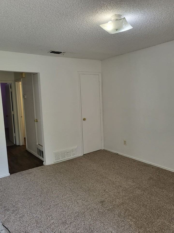1209 Avondale Ct - Photo 3 of 11