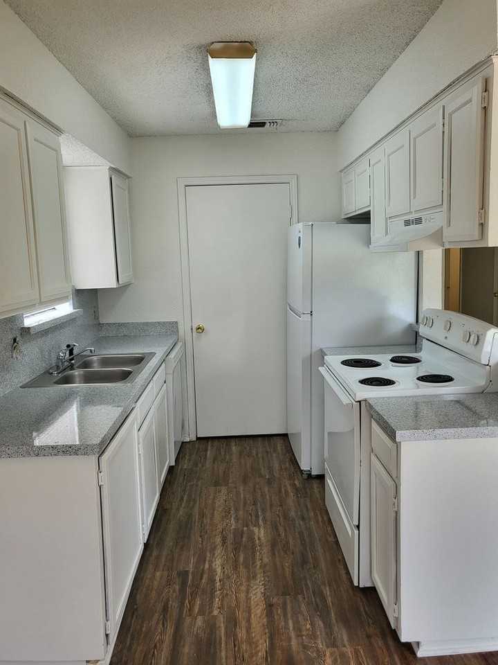 1209 Avondale Ct - Photo 4 of 11