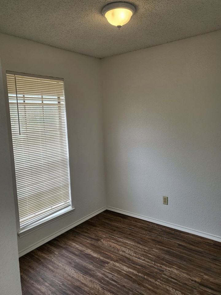 1209 Avondale Ct - Photo 5 of 11