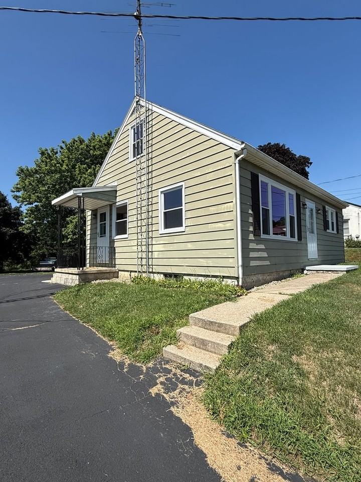 1294 Edenville Rd - Photo 3 of 19