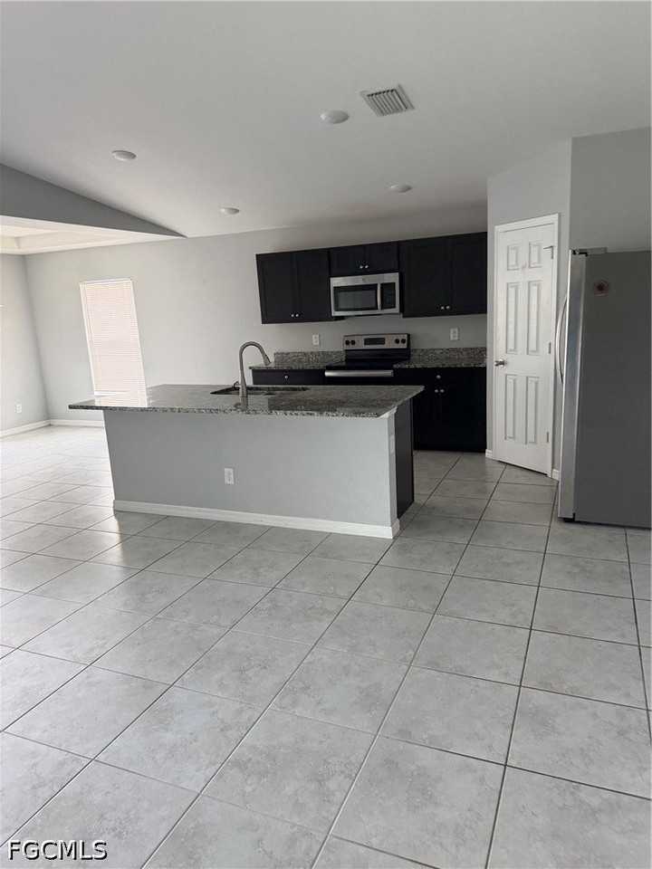 1424 Nw 4th St - Photo 3 of 17