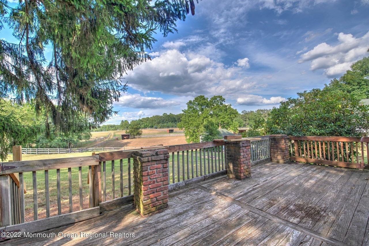 284 Millstone Rd - Photo 4 of 36