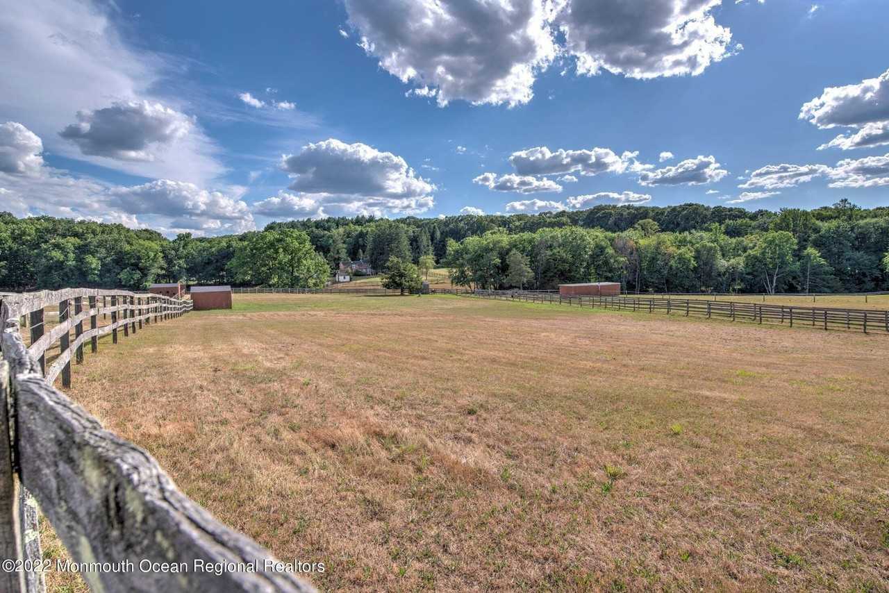 284 Millstone Rd - Photo 5 of 36