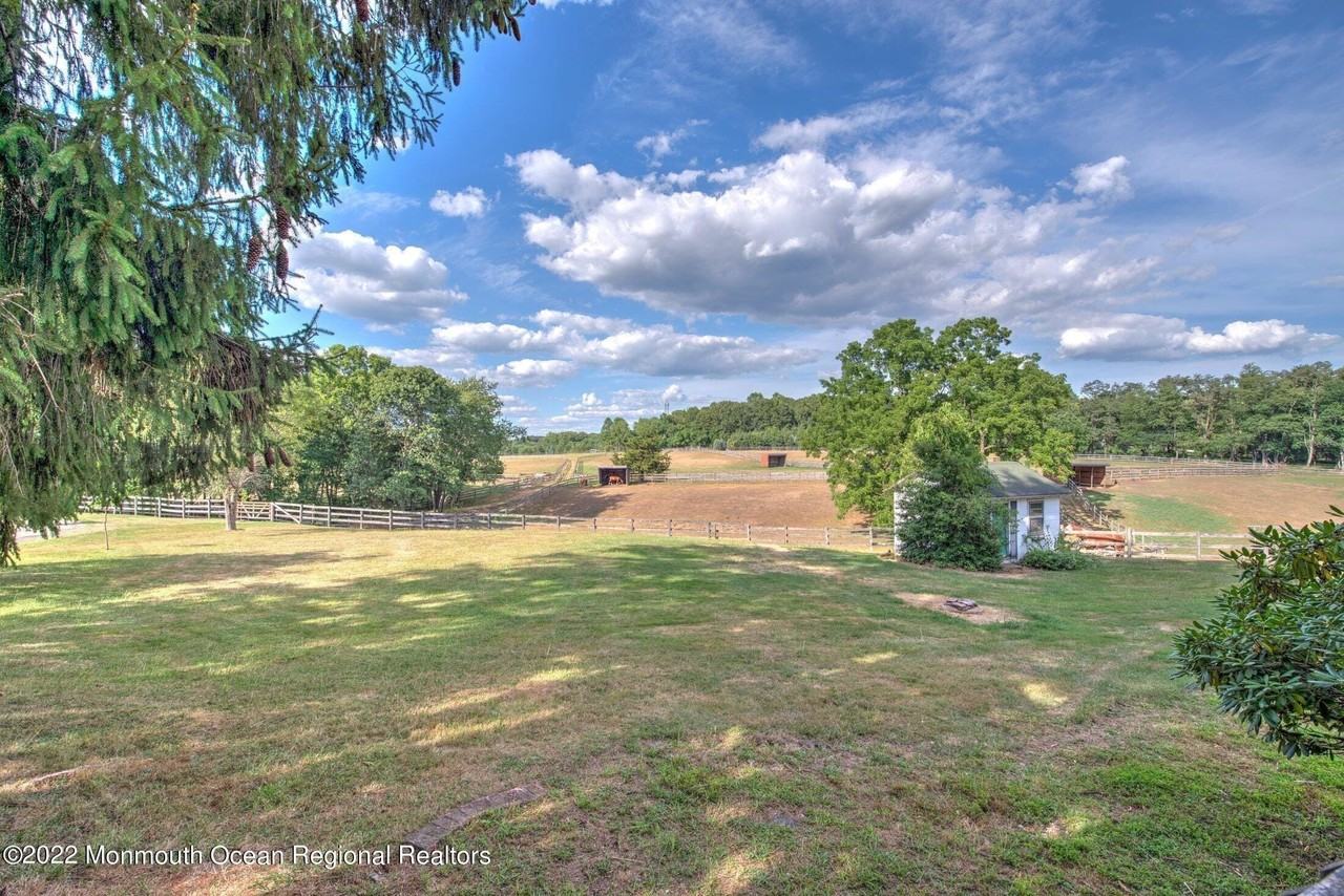 284 Millstone Rd - Photo 7 of 36