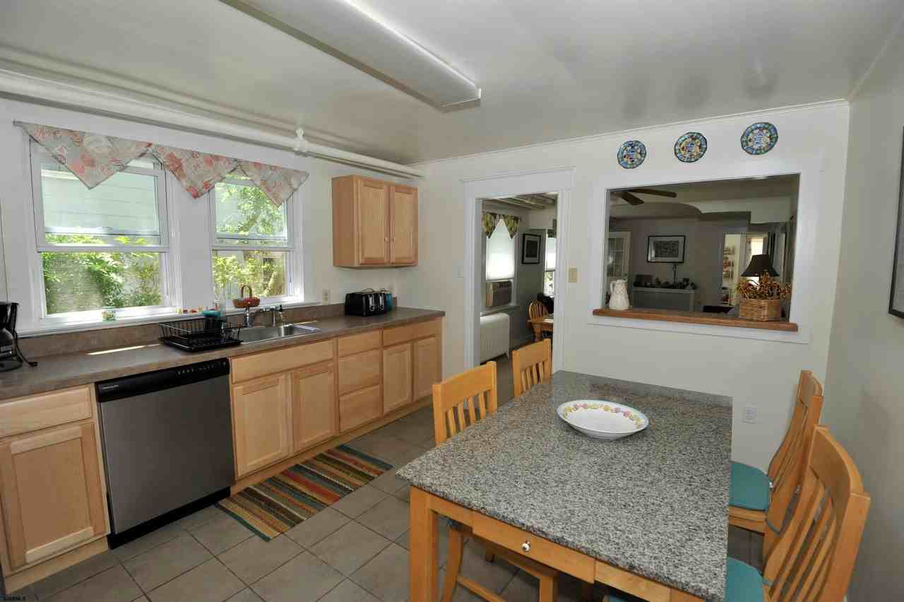 1035 Bay Ave - Photo 4 of 15