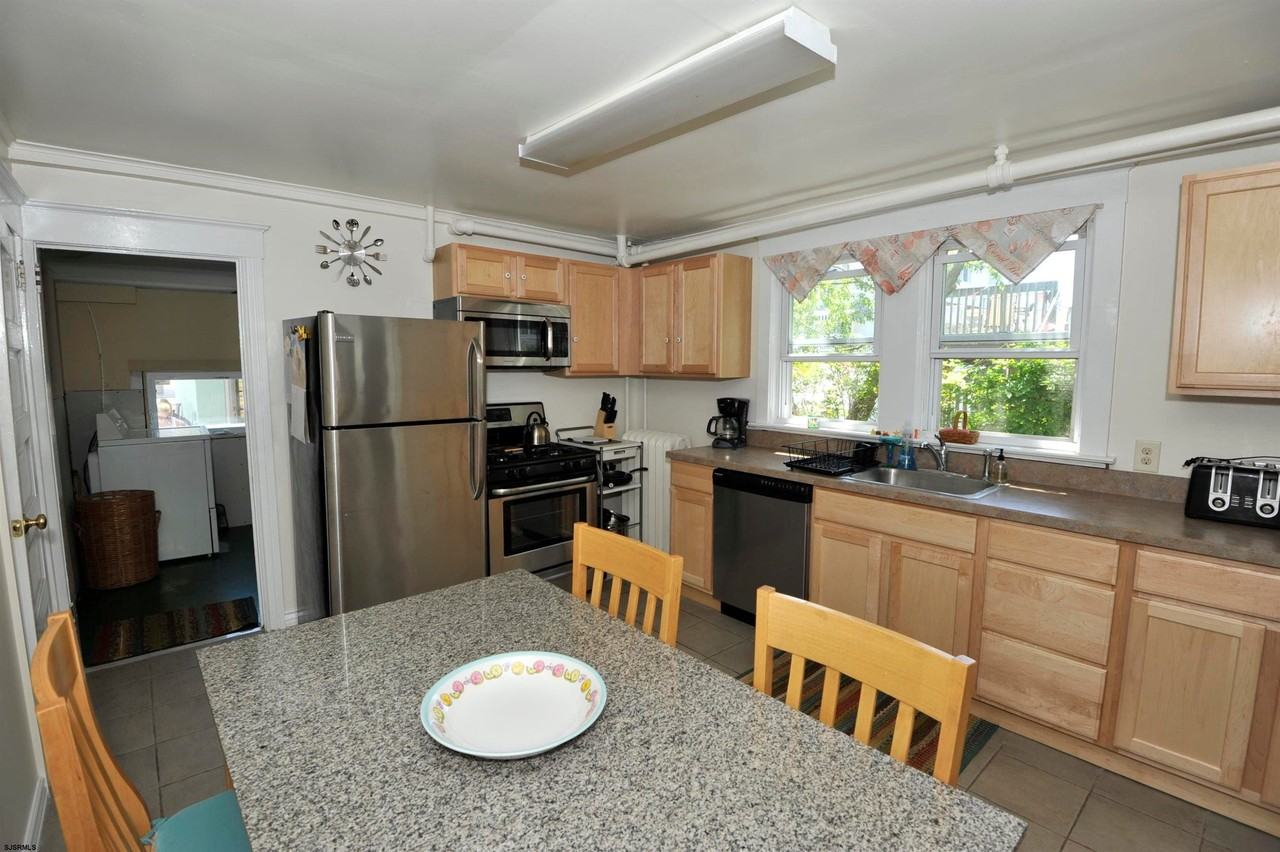 1035 Bay Ave - Photo 5 of 15