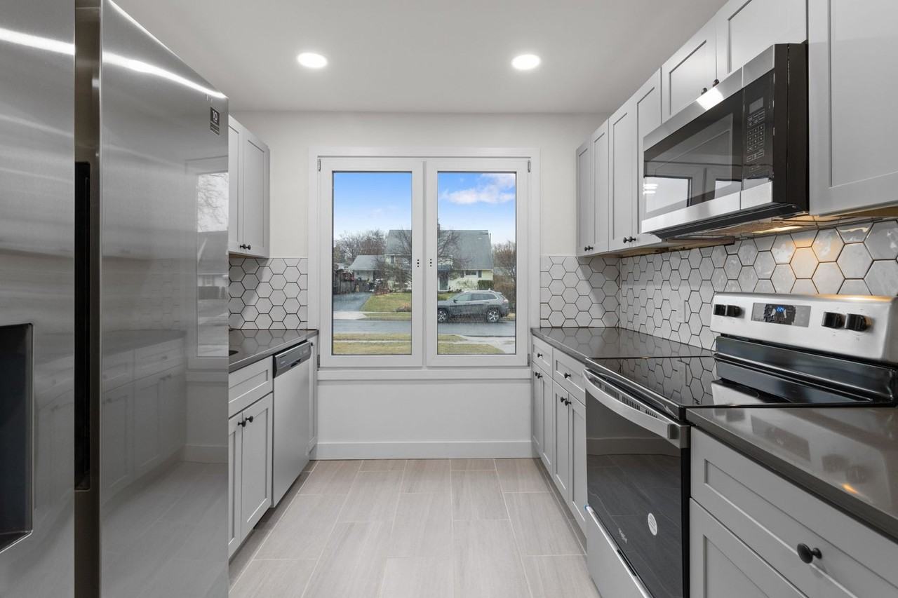 6 Roundwood Ln - Photo 3 of 9