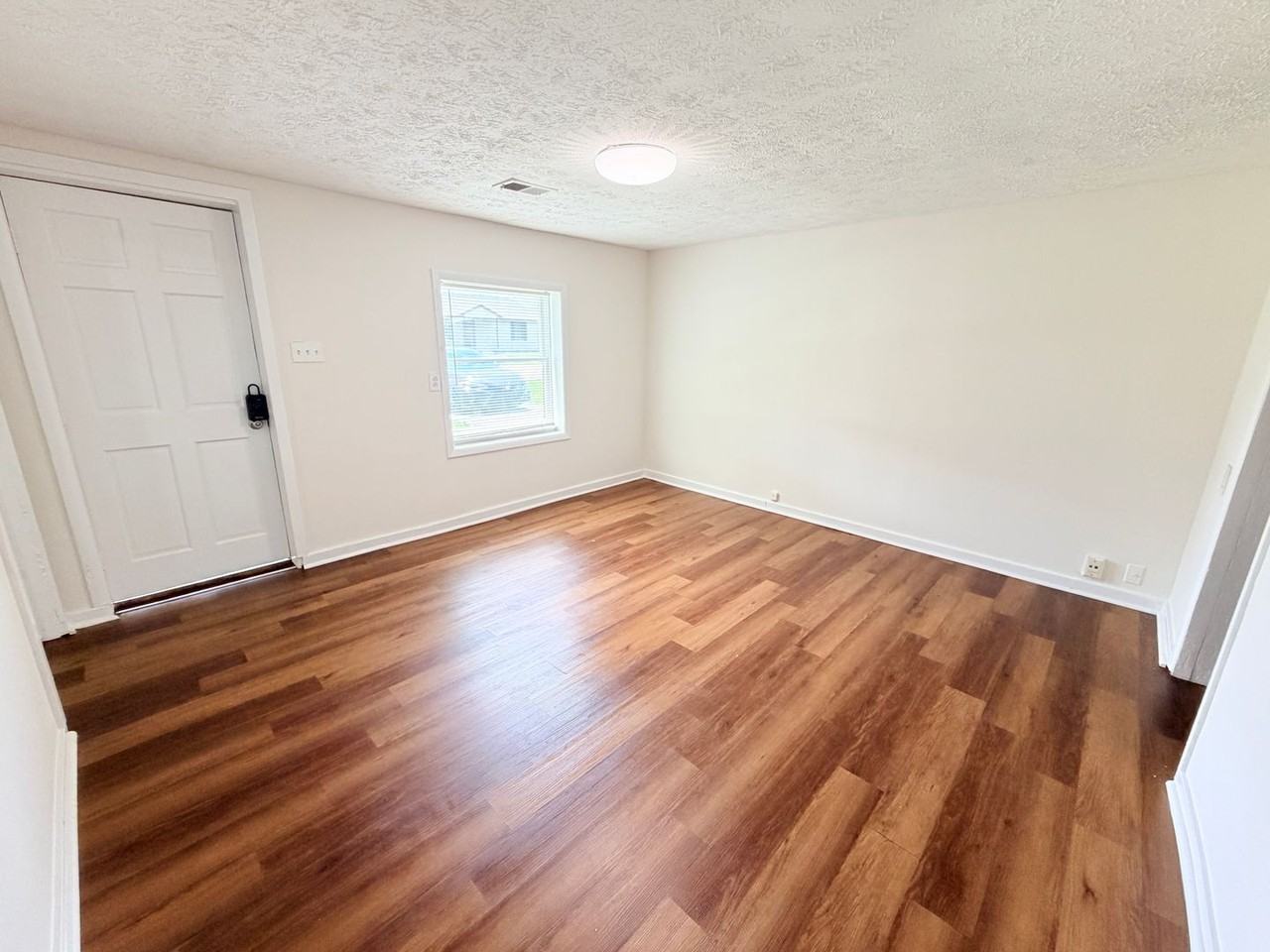 1020 E Seventh St - Photo 4 of 22