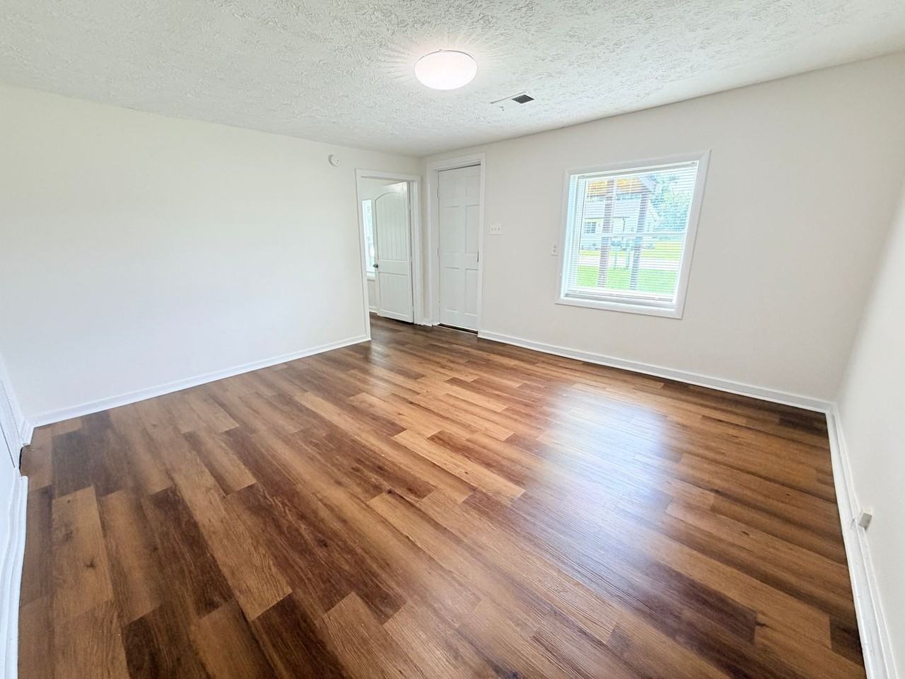 1020 E Seventh St - Photo 5 of 22