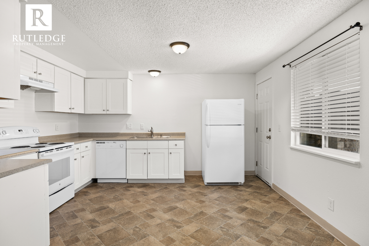 2250 Crater Lake Ave - Photo 4 of 9