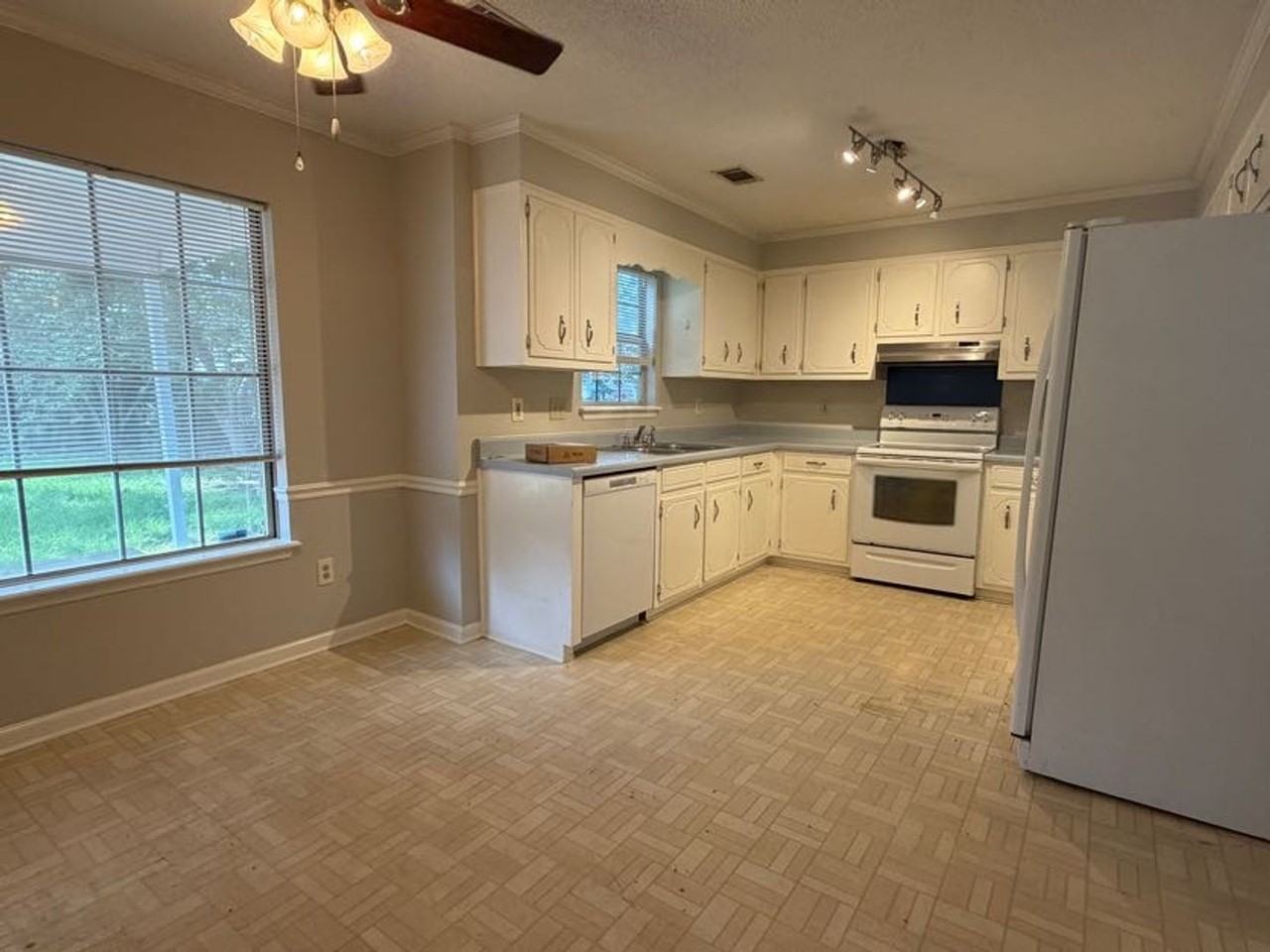 199 Amelia Dr W - Photo 6 of 27