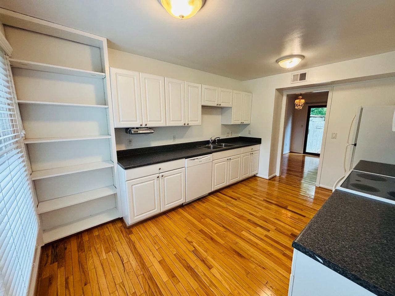 103 Huntington Ln - Photo 4 of 23