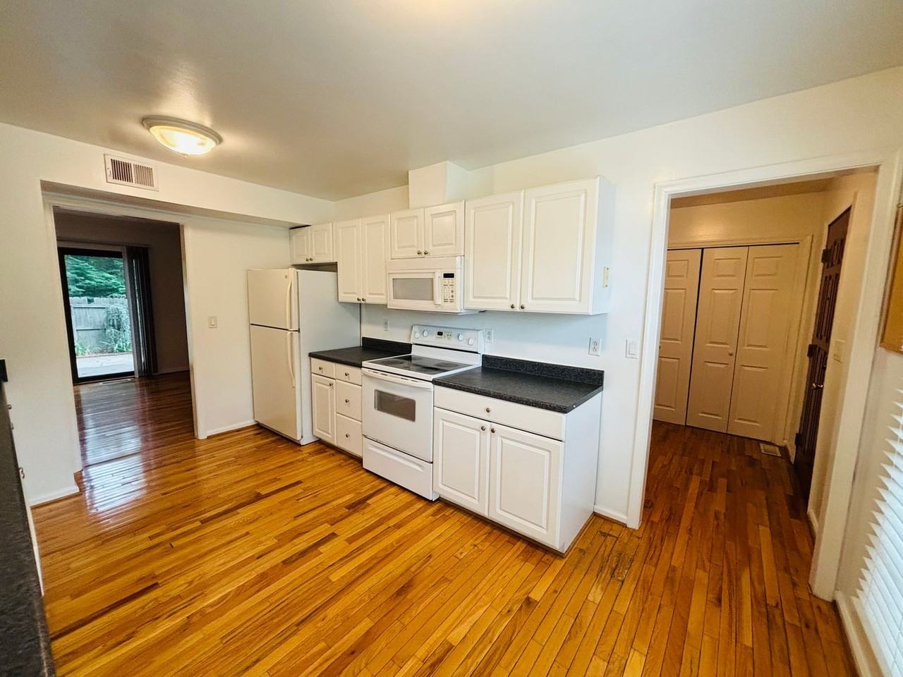 103 Huntington Ln - Photo 5 of 23
