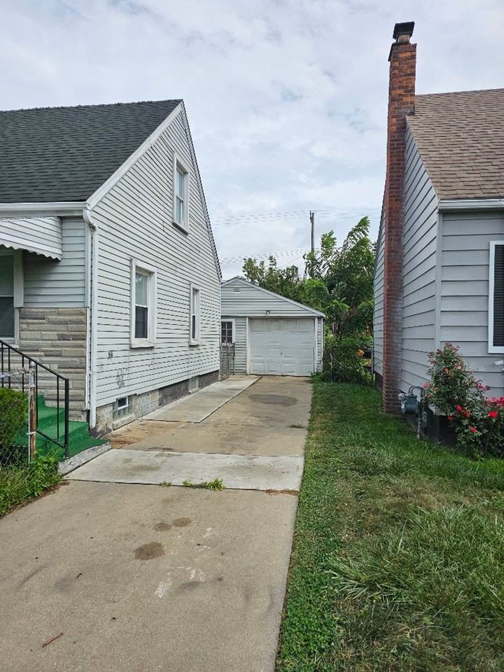 3337 S Bassett St - Photo 2 of 14