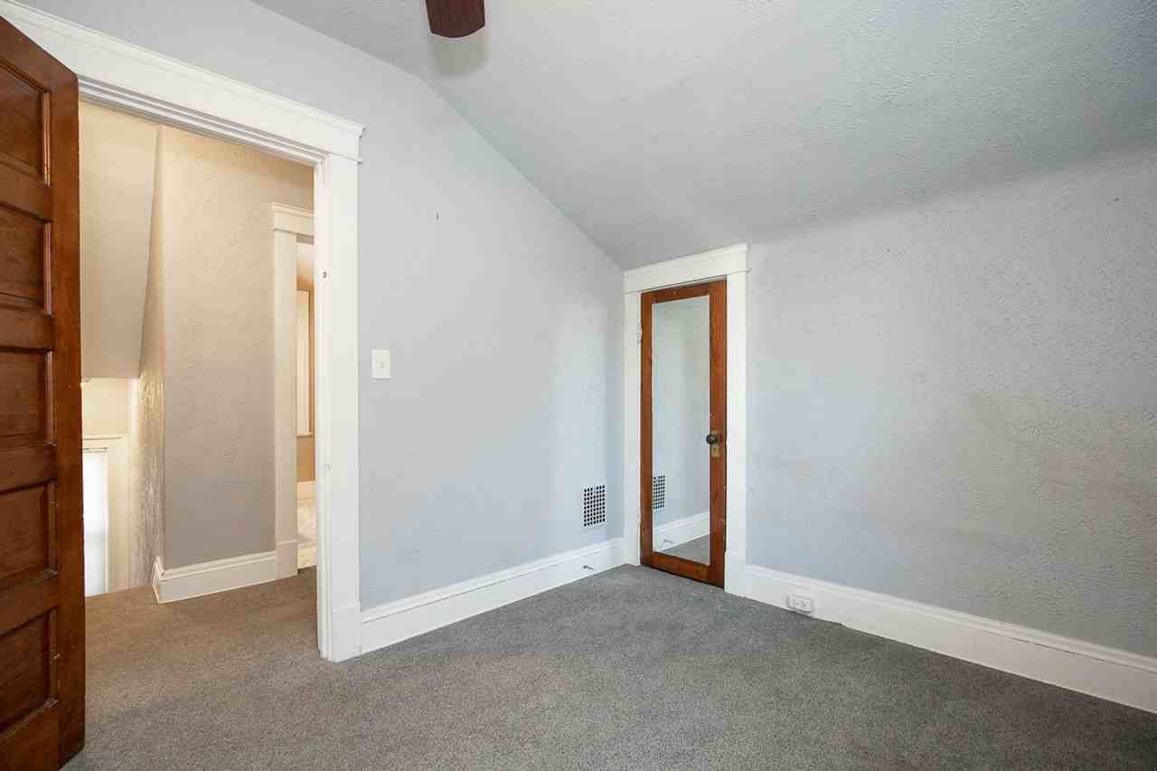 1487 Roycroft Ave - Photo 3 of 18