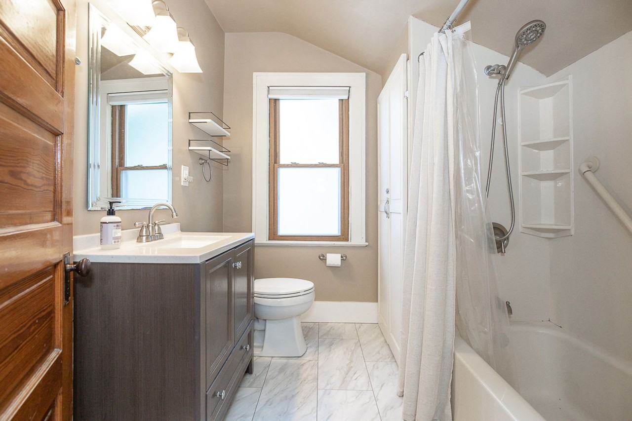 1487 Roycroft Ave - Photo 4 of 18