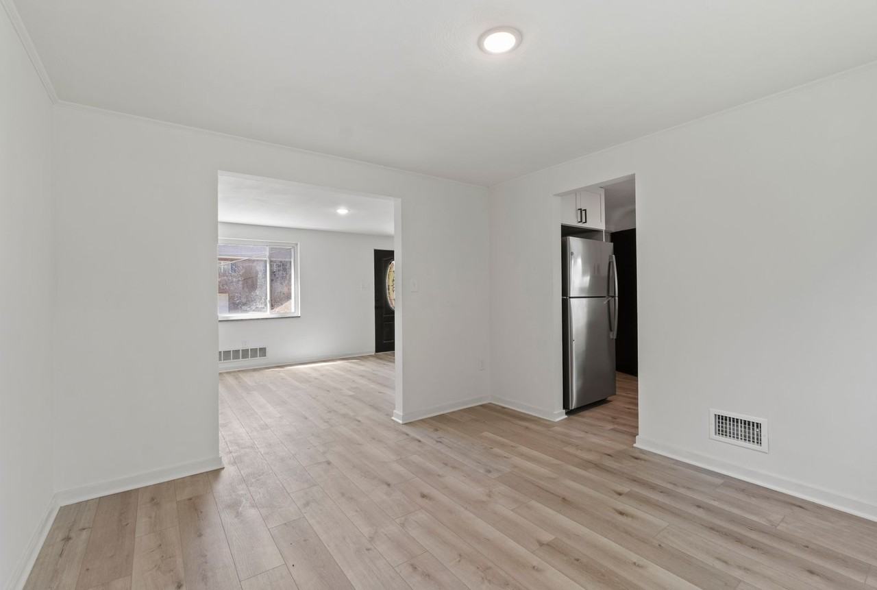 1900 Curranhill Ave - Photo 5 of 18
