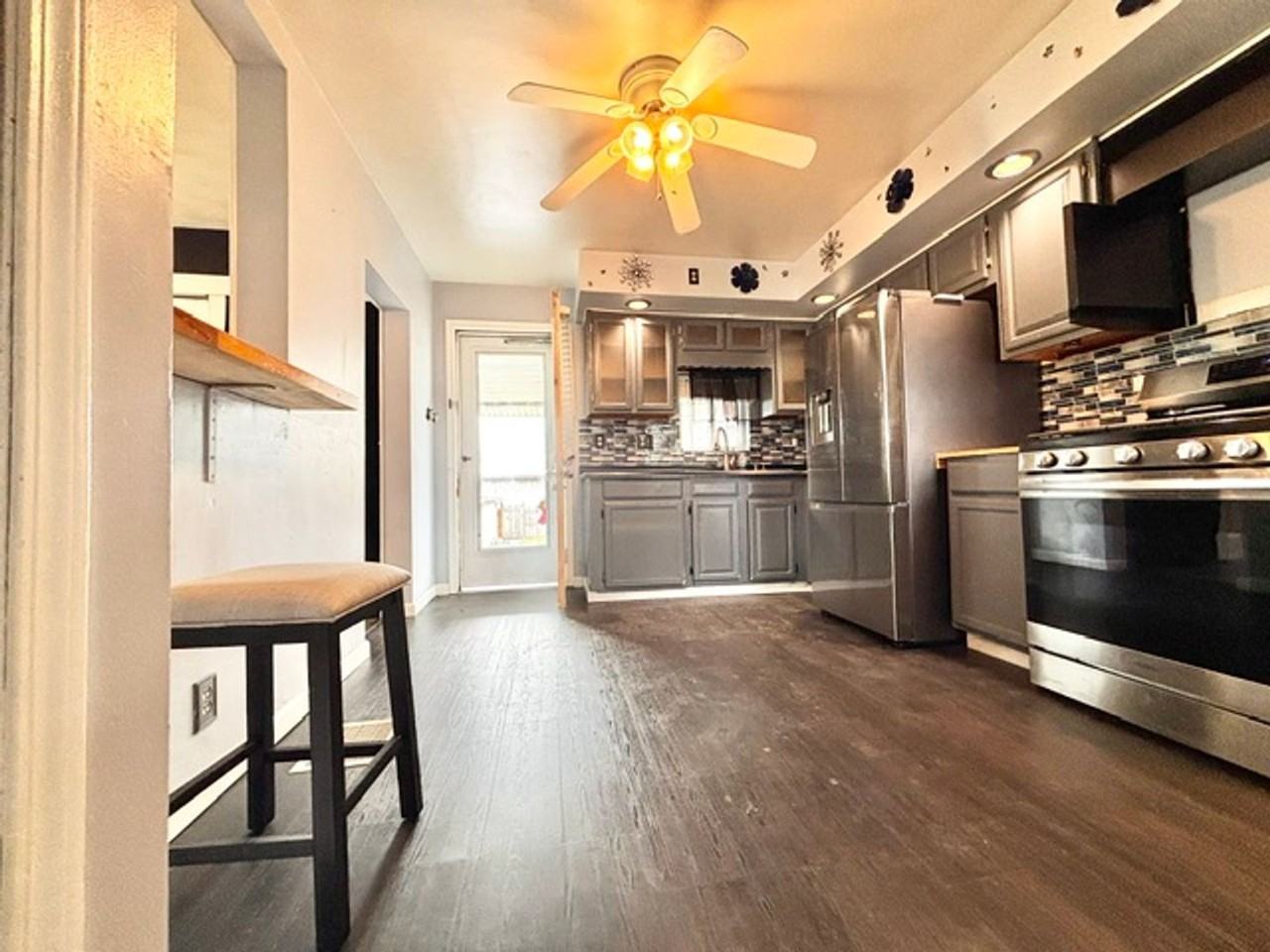 611 Green St - Photo 3 of 23