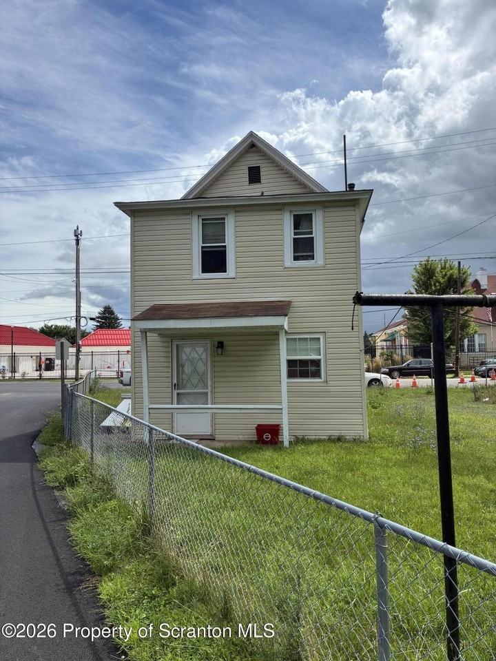 987 Providence Rd - Photo 2 of 10