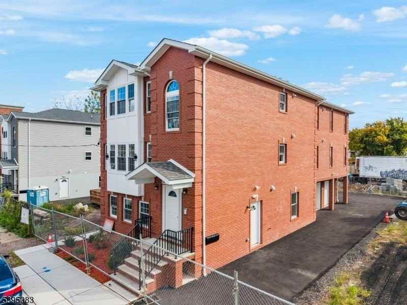 24 Garibaldi Ave #1 - Photo 2 of 12