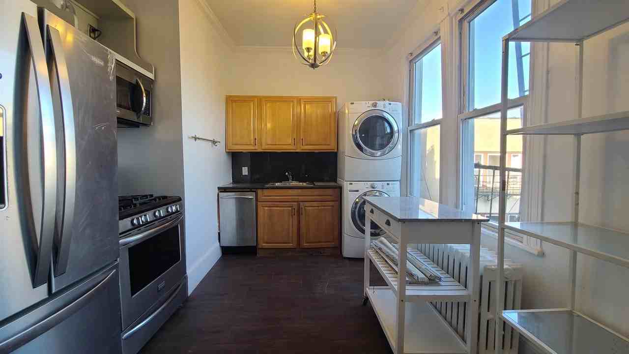 476 Gregory Ave #3 - Photo 5 of 27