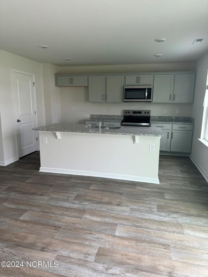 2225 Montalvan Dr - Photo 5 of 11