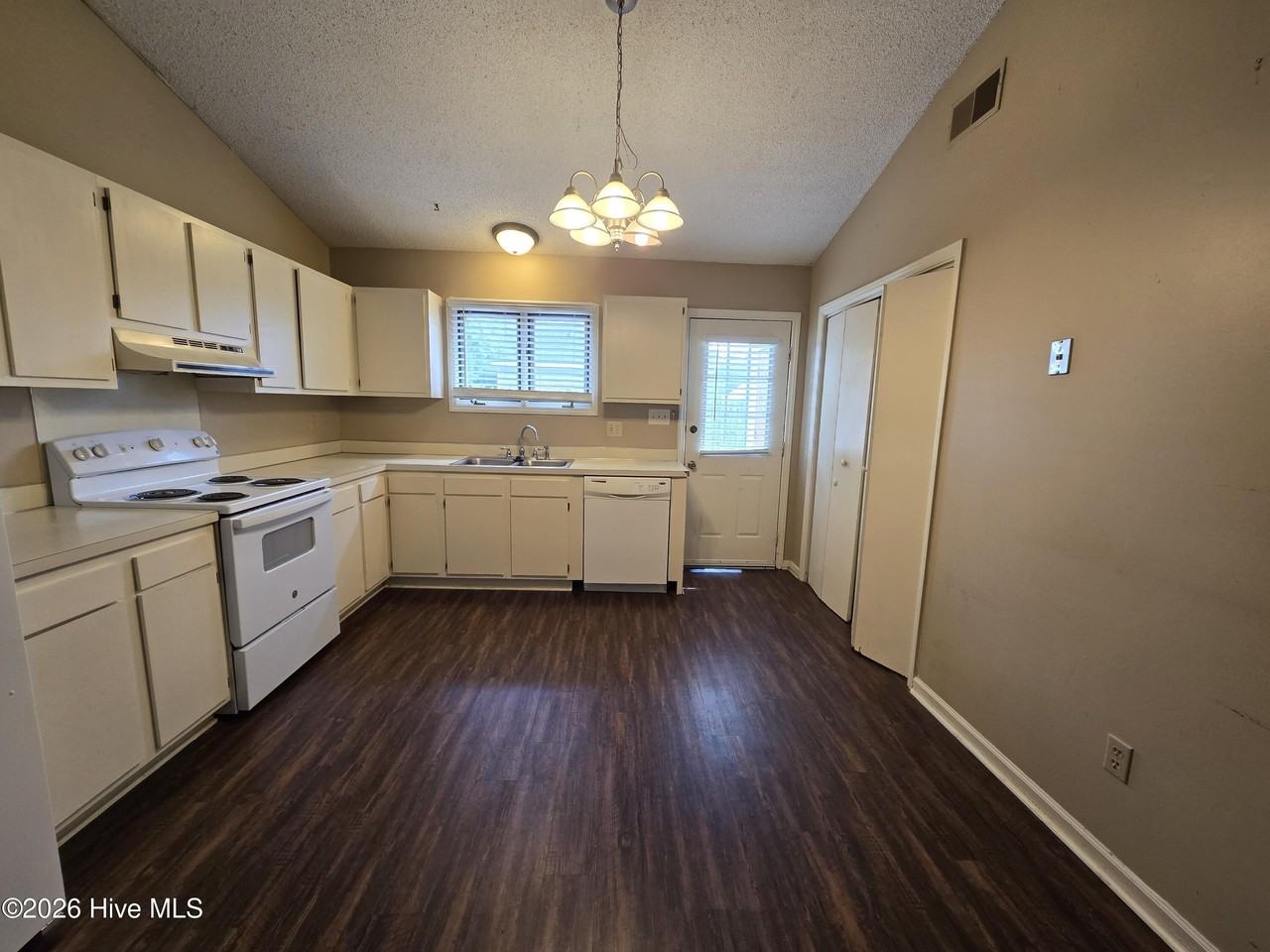 1910 White Hollow Dr - Photo 4 of 9