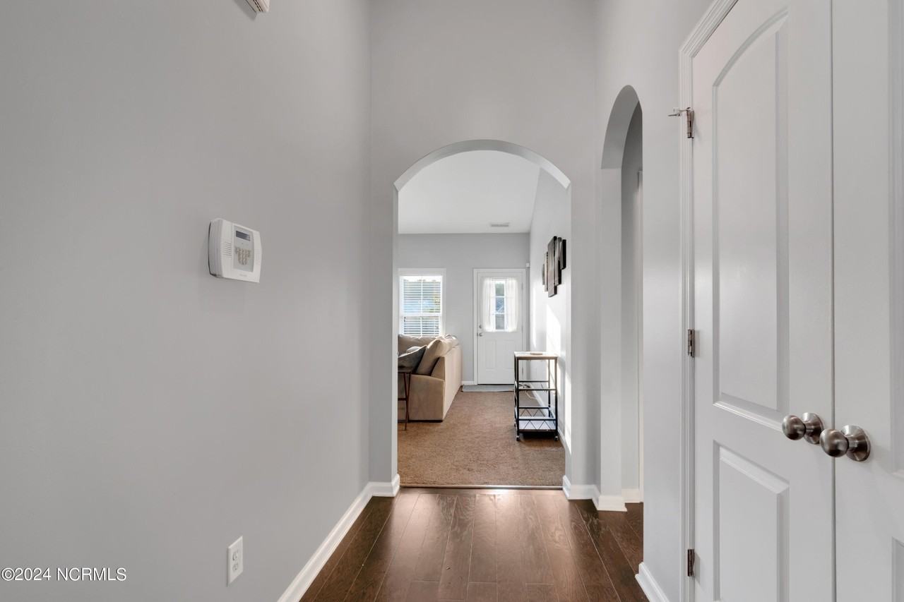 333 Kingston Rd - Photo 3 of 19