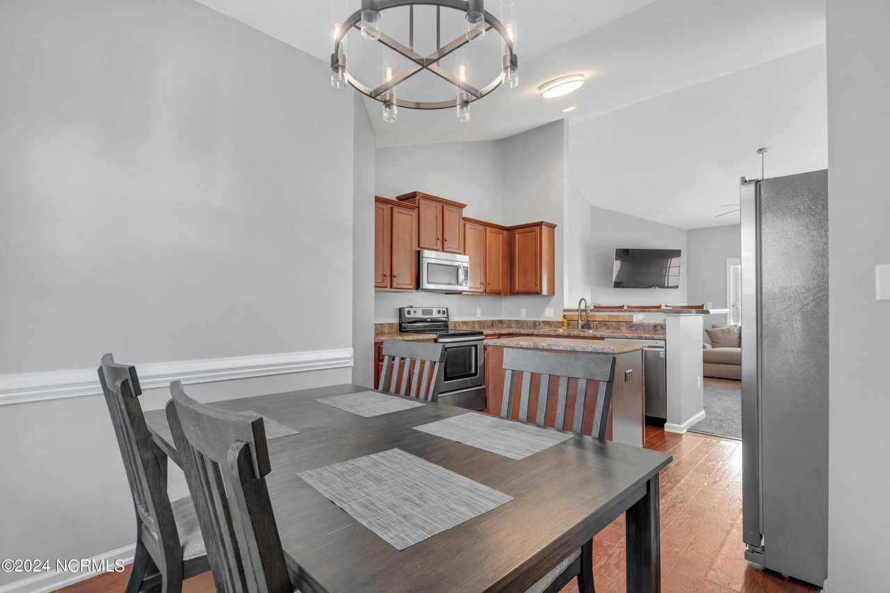 333 Kingston Rd - Photo 4 of 19
